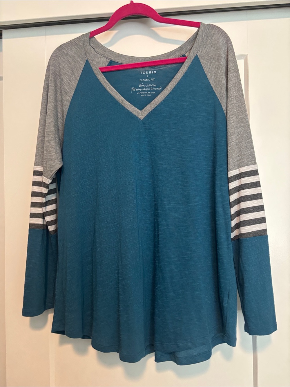 torrid Teal V-Neck Raglan Long Sleeve Top with Gray Sleeves size 2